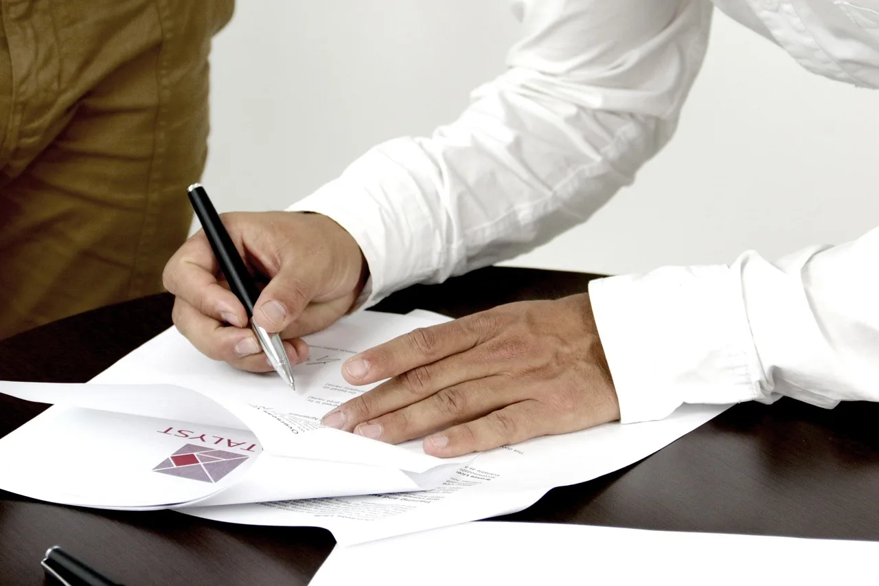 firm, contract, person signing a document, firm, contract, contract, contract, contract, contract. Fleet wrap contract pricing: how US shops handle multi-vehicle discounts